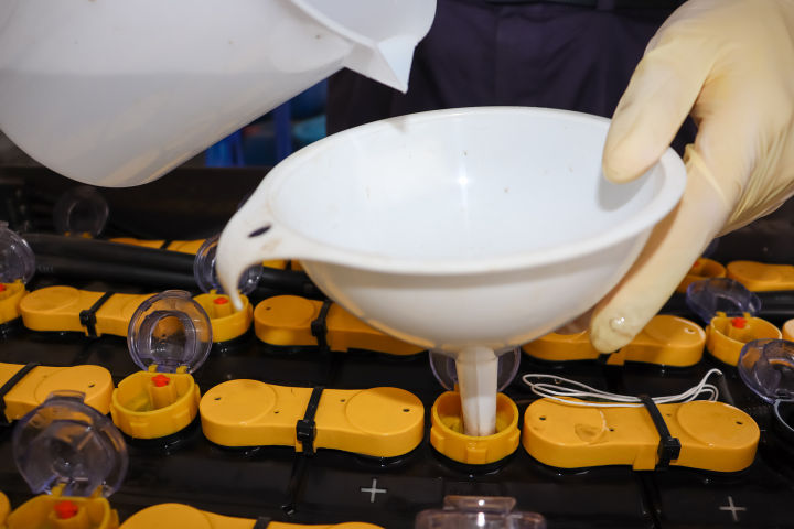 免維護(hù)蓄電池如何手動(dòng)加水？加水步驟介紹