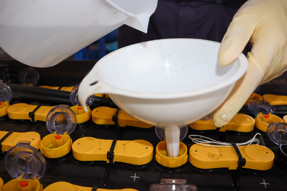 鉛酸電池加液有用嗎？蒸餾水、電解液、修復液有什么區(qū)別