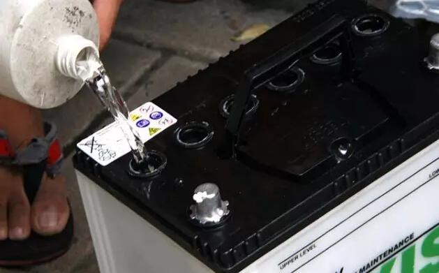 電瓶需要加什么水？如何加水？